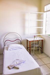 ベチンにあるHotel Primavera Betimの小さなベッドルーム(ベッド1台、テーブル付)