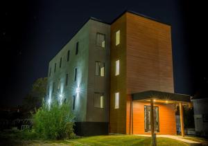 un bâtiment avec des lumières sur son côté la nuit dans l'établissement Clifton Hill Hideaway 4A - Two Bedroom Condo, à Niagara Falls