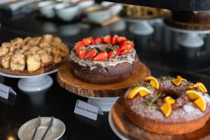 a display of cakes and pastries in a bakery at Hotel Himmelblau Blumenau - Centro de Blumenau, próximo ao Neumarkt Shopping in Blumenau