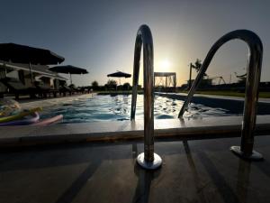 Bazén v ubytování Olympia Suites nebo v jeho okolí
