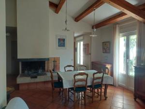a kitchen with a table and chairs and a fireplace at Charmante maison avec jardin in Manosque
