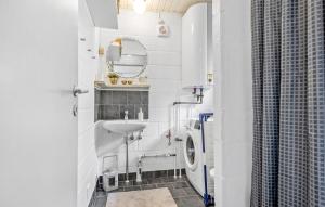 A cozinha ou kitchenette de Amazing Home In Rønde With Wifi