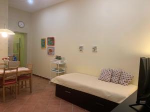 una camera da letto con un letto e un tavolo e una sala da pranzo di Casa Angelica a Siracusa