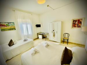 A bed or beds in a room at Minturnae Hotel