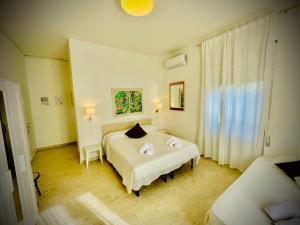 A bed or beds in a room at Minturnae Hotel