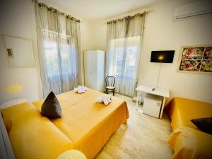 A bed or beds in a room at Minturnae Hotel