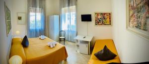 A television and/or entertainment centre at Minturnae Hotel