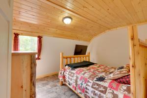 - une chambre avec un lit dans une cabane en rondins dans l'établissement Pet-Friendly Prospect Apartment 7 Mi to Beach!, 