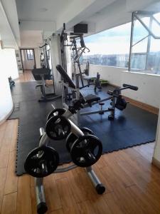 une salle de sport avec des tapis de course dans une grande pièce dans l'établissement Soho B21, à Nairobi