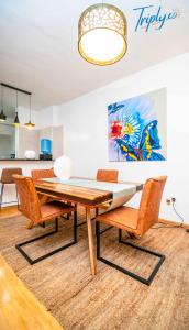 une salle à manger avec une table et des chaises dans l'établissement Soho B21, à Nairobi