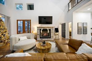 TV a/nebo společenská místnost v ubytování Cozy, 2 King Suites, Game Deck, Hot Tub, Firepit, Save In Taxes