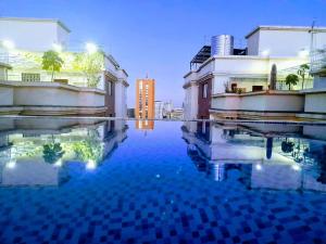 une piscine d'eau dans une ville avec des bâtiments dans l'établissement Soho B21, à Nairobi
