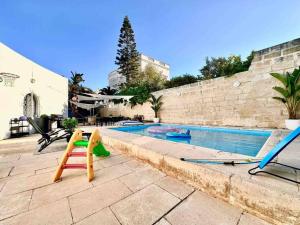 Afbeelding uit fotogalerij van Poolside Paradise Sea View Villa in Is-Swieqi