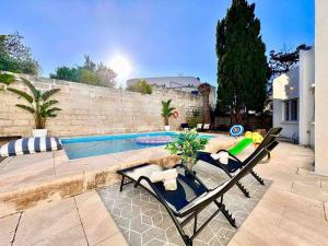Afbeelding uit fotogalerij van Poolside Paradise Sea View Villa in Is-Swieqi