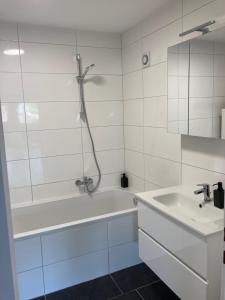 Ένα μπάνιο στο Geräumiges Apartment mit Weitblick 1-6 Personen