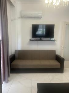 TV a/nebo společenská místnost v ubytování Vasilev Apartment, Nea Kallikratia