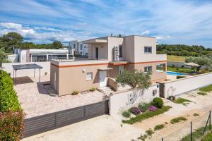 an aerial view of a house with a backyard at Villa Sunny Olive in Peroj