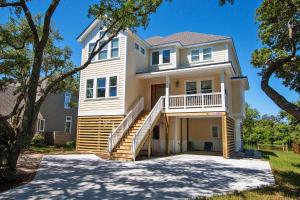 ein Haus mit einer großen Einfahrt davor in der Unterkunft Soundside, Hot Tub, Community Pool, Sound Views, VOH1248, Sunset Cottage in Corolla