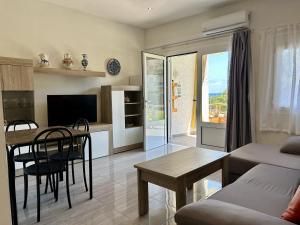 a living room with a table and a couch at Loft 'Sol y Sal' Apartamento en primera linea de playa in Miami Platja