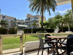 a patio with a table and chairs and a park at Loft 'Sol y Sal' Apartamento en primera linea de playa in Miami Platja