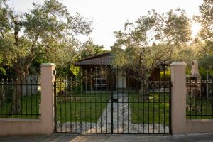 Сад в Makri Beach Villa