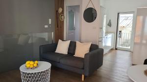 ein Wohnzimmer mit einem Sofa und einem Tisch in der Unterkunft La Esquina in Denia
