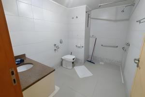 Baño blanco con aseo y lavamanos en Saint Sebastian ap103-stúdio PNE, en Jaraguá do Sul
