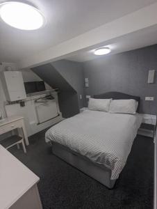 a bedroom with a large bed in a room at Free Parking, 1 bed flat Park street in Weymouth +3 photos