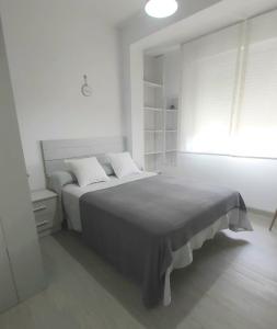 En eller flere senge i et værelse på Novama + 13 billeder