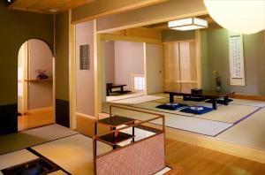 a living room with a table in the middle at Hazu Bekkan in Ono