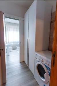 lavadero con lavadora y secadora en appartamento a 50 mt dal mare, en Porto SantʼElpidio