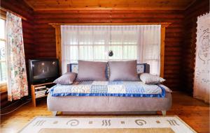 Ce lit se trouve dans un dortoir doté d'une fenêtre et d'une télévision. dans l'établissement 3 Bedroom Beautiful Home In Strallegg, à Strallegg