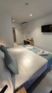 Postel nebo postele na pokoji v ubytování Hostal Rambla 24 by Holihome