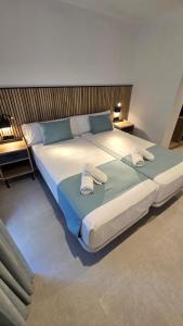 Postel nebo postele na pokoji v ubytování Hostal Rambla 24 by Holihome