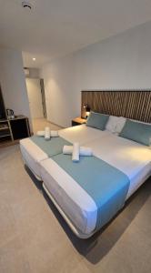 Postel nebo postele na pokoji v ubytování Hostal Rambla 24 by Holihome