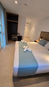 Postel nebo postele na pokoji v ubytování Hostal Rambla 24 by Holihome
