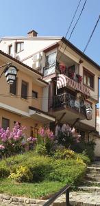 - un bâtiment avec des balcons et des fleurs devant dans l'établissement ANJA lake view, à Ohrid