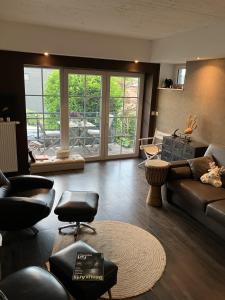 Posezení v ubytování Cosy Nest - Studio de luxe avec canapé-lit, terrasse et parking privé