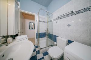 Ванная комната в Fotis beach apartment at Komi
