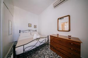 Кровать или кровати в номере Fotis beach apartment at Komi