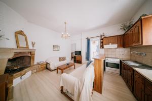 Кухня или мини-кухня в Fotis beach apartment at Komi
