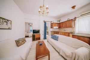 Кухня или мини-кухня в Fotis beach apartment at Komi
