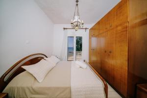 Кровать или кровати в номере Fotis beach apartment at Komi