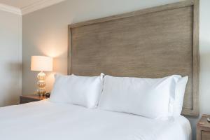 Postel nebo postele na pokoji v ubytování 456 Embarcadero Inn & Suites