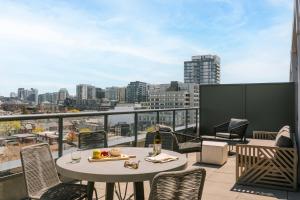 einen Tisch auf einem Balkon mit Stadtblick in der Unterkunft Sonder at Artesa in Toronto