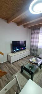 Μια τηλεόραση ή/και κέντρο ψυχαγωγίας στο Gesamte Unterkunft free parking, WLAN