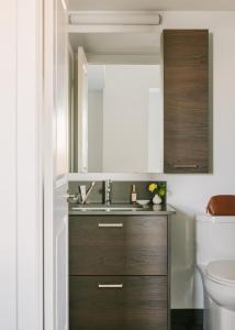 een badkamer met een wastafel en een toilet bij Sonder at Artesa in Toronto