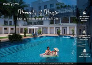 un flyer pour un hôtel avec 2 personnes à bord d'un radeau dans une piscine dans l'établissement Tajview Agra-IHCL SeleQtions, à Agra