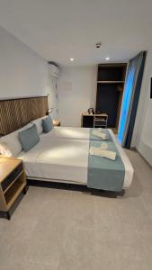 Postel nebo postele na pokoji v ubytování Hostal Rambla 24 by Holihome