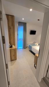 Postel nebo postele na pokoji v ubytování Hostal Rambla 24 by Holihome